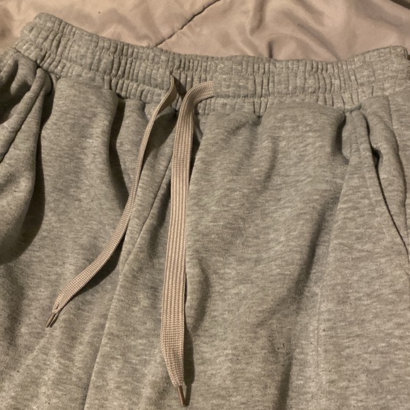 i am selling these grey sweatpants in the size L. - Picture 3 of 3